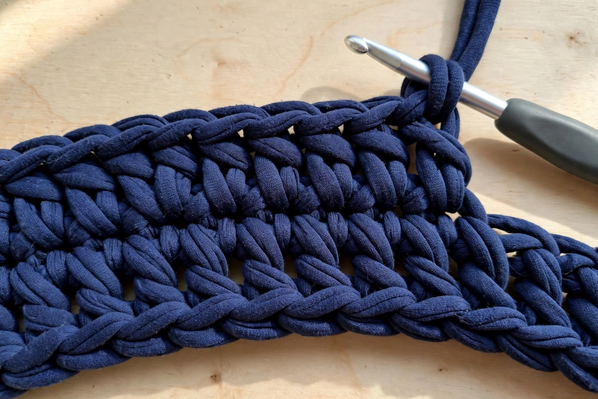 Foundation chain and first row of the wave carpet crochet pattern in navy t-shirt yarn